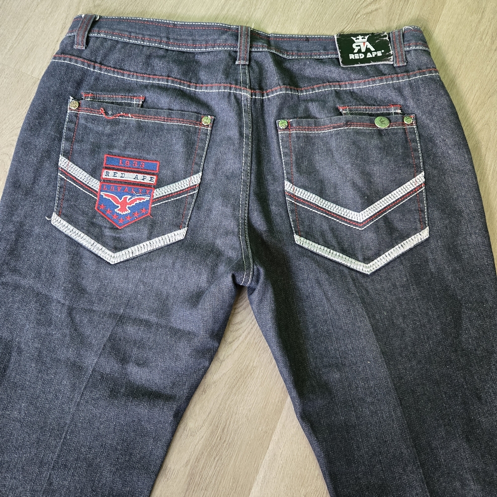 Black Relaxed Fit Jeans with Classic Style